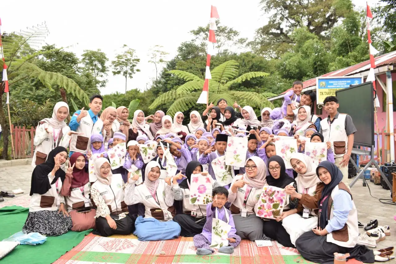 Mahasiswa KKN UINSU Ajak Anak TK Tahfizh Quran Karimah Berkreasi Lewat Ecoprint